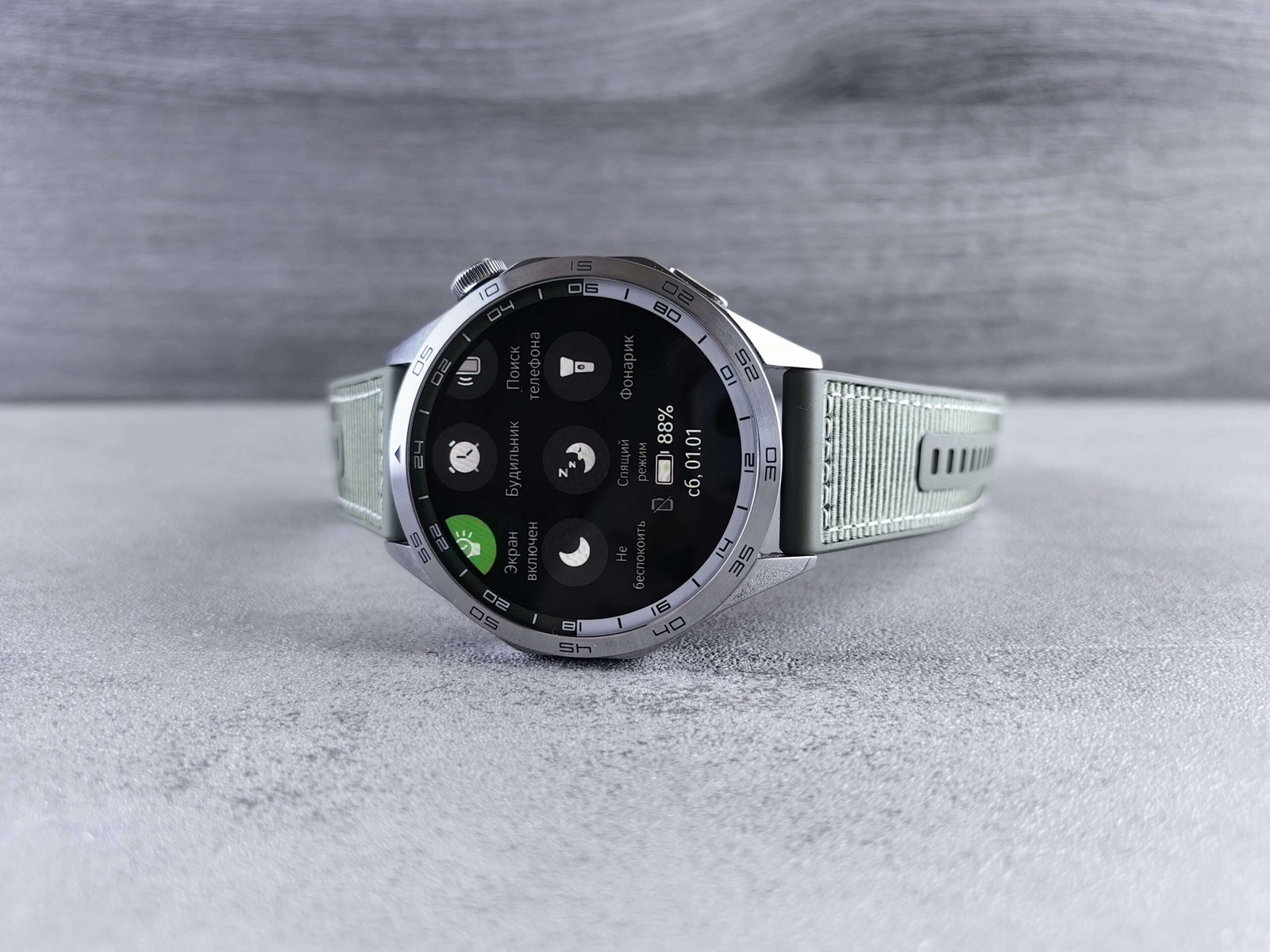 Sleep tracker smartwatch for monitoring deep sleep patterns